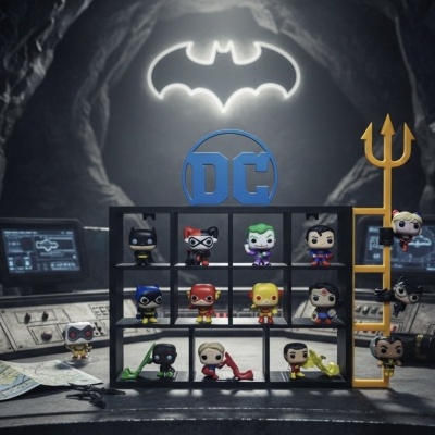 Conjunto de bonecos Funko Pop DC Comics coloridos em suporte com símbolo DC e luz LED do Batman