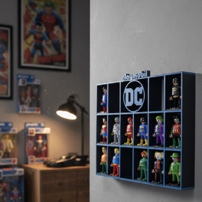 Estante azul de parede com miniaturas Playmobil DC