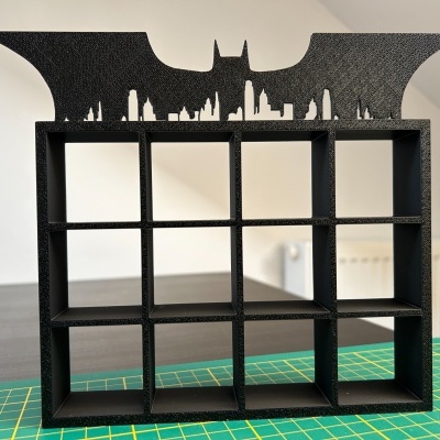 Organizador preto tipo prateleira com símbolo do Batman e nove compartimentos quadrados