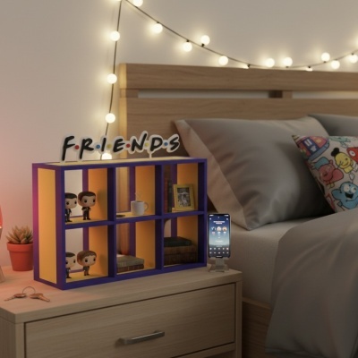 Estante pequena roxa e amarela com figuras Funko Pop e decoração na mesa de cabeceira ao lado de cama em quarto iluminado