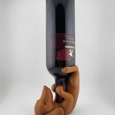 Suporte para garrafa de vinho em forma de cachorro castanho a segurar garrafa.