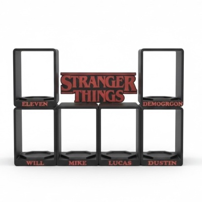 prateleiras modulares negras com nomes e logo STRANGER THINGS em vermelho