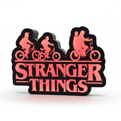 Placa decorativa Stranger Things com silhuetas em bicicletas e texto vermelho sobre fundo preto.