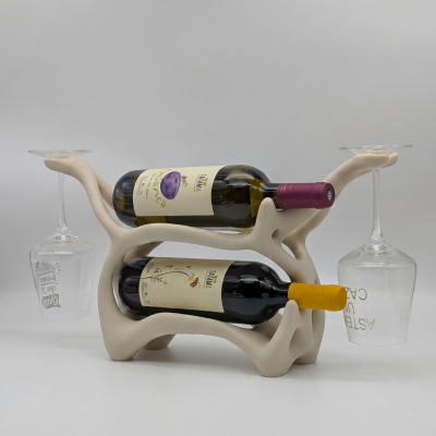 Suporte cerâmico bege para vinho com duas garrafas ITATIAIA e dois copos suspensos.