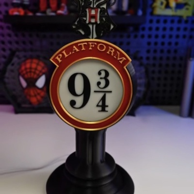 Sinal Plataforma 9 3/4 vermelho, branco e preto com emblema de Hogwarts no topo