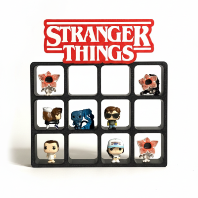 Expositor com mini figuras de STRANGER THINGS em fundo branco