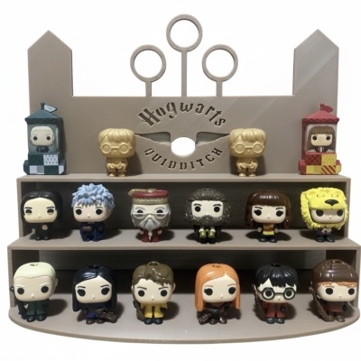 Expositor castelo Hogwarts Quidditch com várias figuras Funko Pop Harry Potter