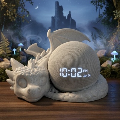 Relógio digital em base decorativa de dragão cinzento sobre madeira em cenário noturno de floresta e castelo