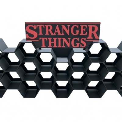Estante hexagonal preta com placa Stranger Things em vermelho e preto