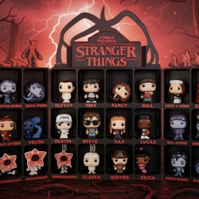 Conjunto de figuras Funko Pop Stranger Things em caixa preta com texto vermelho