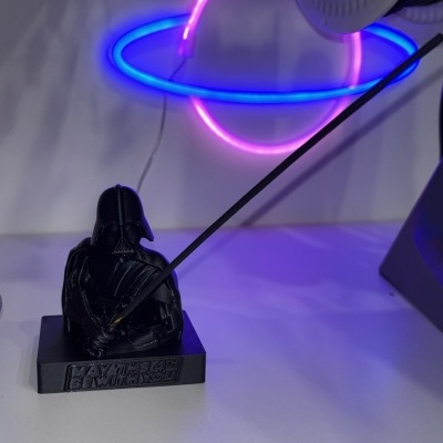 Suporte decorativo preto de Darth Vader com sabre e texto MAY THE 4TH BE WITH YOU, iluminação neon rosa e azul