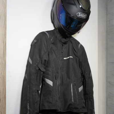 Casaco de mota preto SHIMA com capacete preto SHOEI