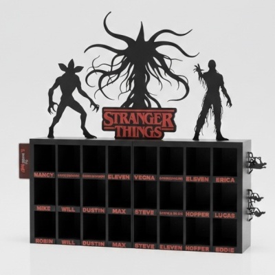 Organizador preto com figuras e texto Stranger Things com nomes de personagens em compartimentos