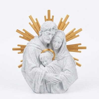 Escultura religiosa com três figuras cinzentas e detalhes dourados em halo e padrão atrás