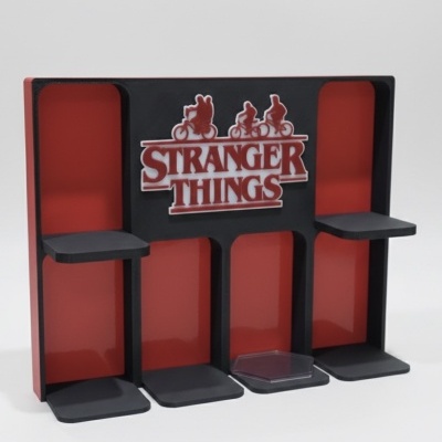 Expositor preto e vermelho Stranger Things com logótipo e plataformas para apoio de objetos