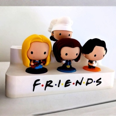 Bonecos decorativos dos personagens da série Friends com base branca e texto FRIENDS