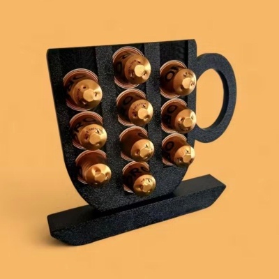 Suporte de cápsulas de café em forma de chávena preta com cápsulas douradas
