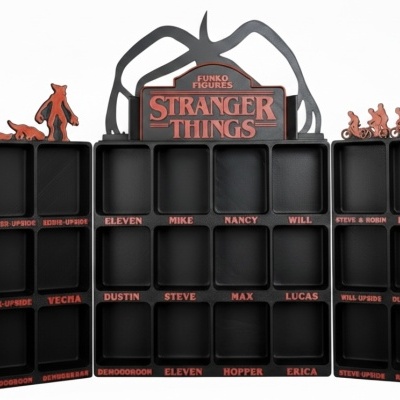 Organizador preto para figuras Funko Stranger Things com texto vermelho e personagens nomeadas