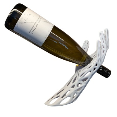 Suporte branco em forma de mão segurando garrafa de vinho branco