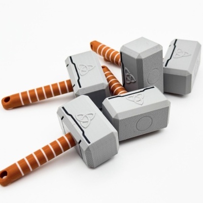 Martelos de brinquedo cinzentos com cabos laranja riscados em branco