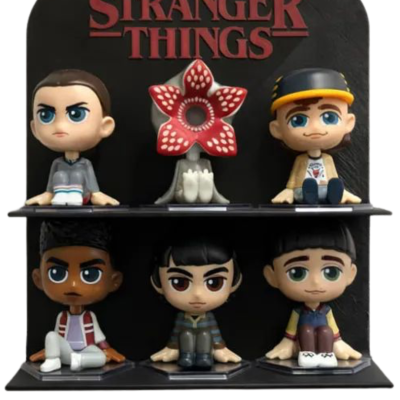 Figuras colecionáveis de Stranger Things em suporte preto com texto vermelho