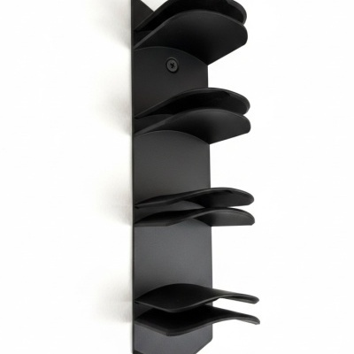 Suporte vertical de parede preto com cinco suportes curvos