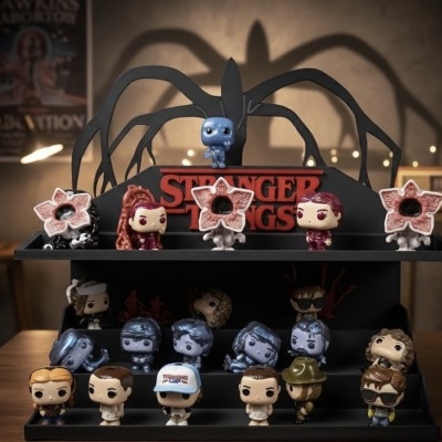 Expositor com bonecos Funko Pop de Stranger Things