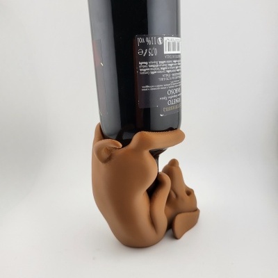 Garrafa de vidro escuro com suporte em forma de cão castanho