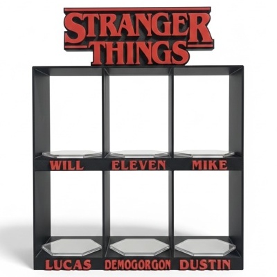 Expositor preto com texto vermelho Stranger Things e nomes em divisórias.