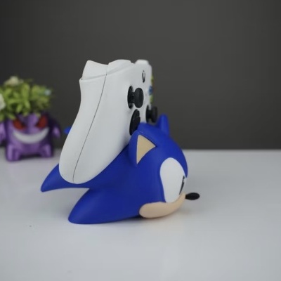 Suporte de comando Sonic azul em mesa branca com fundo cinzento