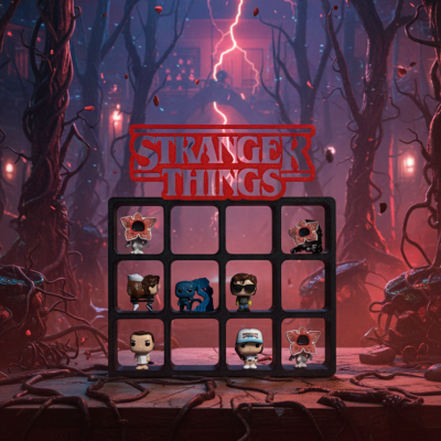 Bonecos Funko Pop de Stranger Things num suporte preto e logo vermelho em cenário sombrio e com relâmpagos