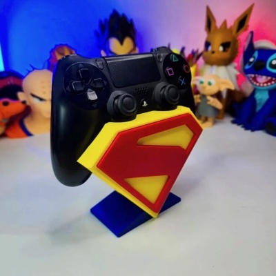 Suporte para comando PlayStation com símbolo do Superman em fundo com figuras divertidas