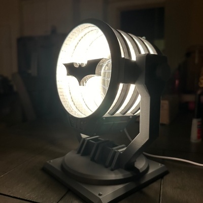 Lanterna de mesa preta iluminada com símbolo da Batman projetado