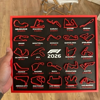 Placa decorativa com calendário de corridas de Fórmula 1 2026 com traços vermelhos dos circuitos e datas