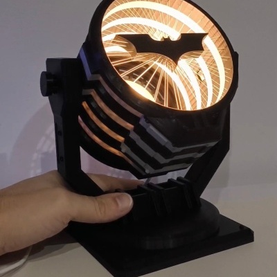 Luminária preta com luzes internas e símbolo de morcego iluminado