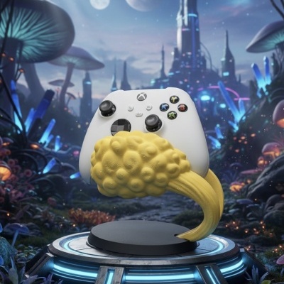 Comando Xbox branco num suporte amarelo sobre plataforma tecnológica num cenário futurista