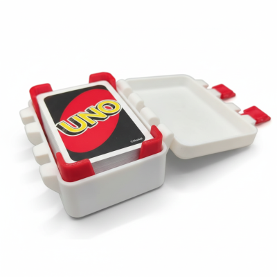 Estojo branco aberto com cartas UNO dentro