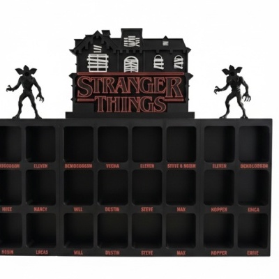 Expositor preto Stranger Things com nichos para miniaturas e figuras de demónios.