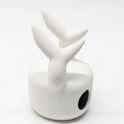 Escultura branca decorativa em forma de tronco com dois ramos em V sobre fundo branco