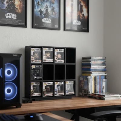 Expositor preto com figuras Funko Pop Star Wars, torre de jogos vidéo e posters Star Wars em parede branca