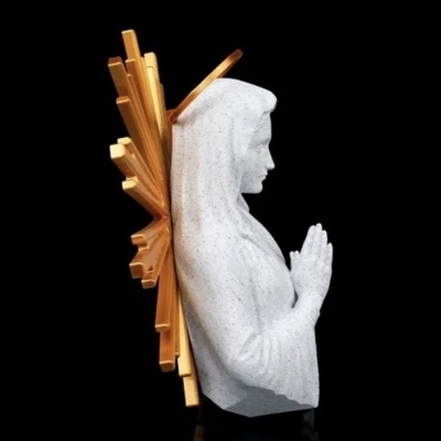 Estátua branca de Nossa Senhora com halo e raios dourados num fundo preto