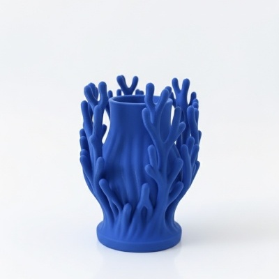 Vaso azul com design de corais em relevo