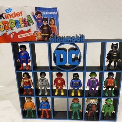 Caixa Kinder Sorpresa sobre suporte Playmobil com figuras DC