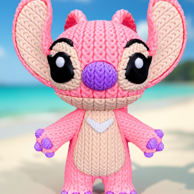 Figura colecionável rosa com textura de malha e detalhes lilás numa praia