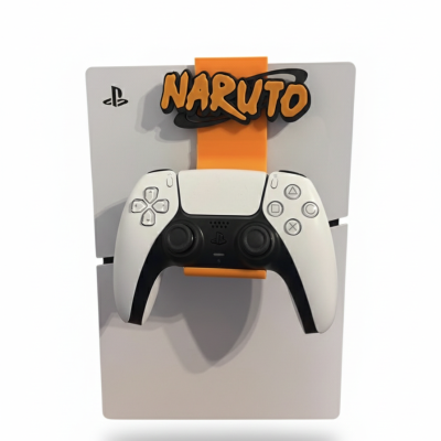 Consola PlayStation 5 com comando DualSense e suporte NARUTO