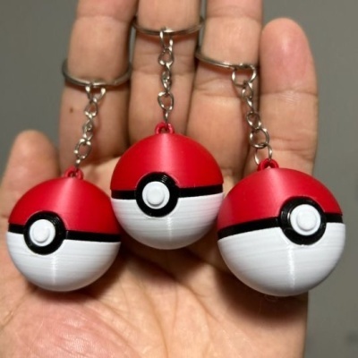 Três porta-chaves em forma de Pokébola em mão