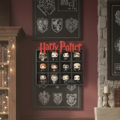Expositor de bonecos Funko Pop Harry Potter com letras vermelhas, parede vermelha e quadros decorativos