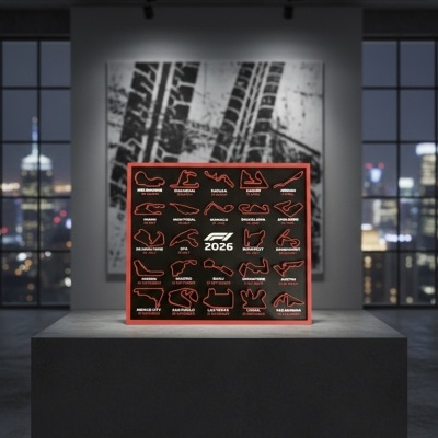 Expositor preto e vermelho com mapas de circuitos de Fórmula 1 2026