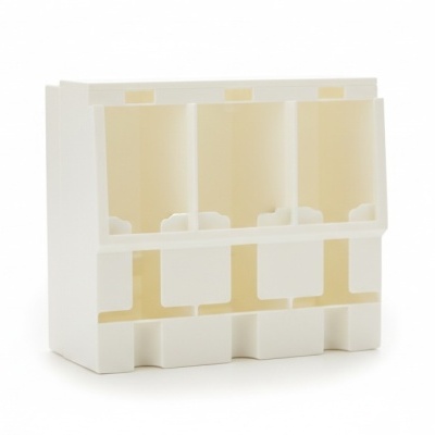 Organizador de medicamentos em plástico branco com quatro compartimentos.