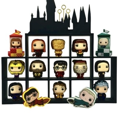 Coleção de bonecos Funko Pop Harry Potter com castelo preto de fundo